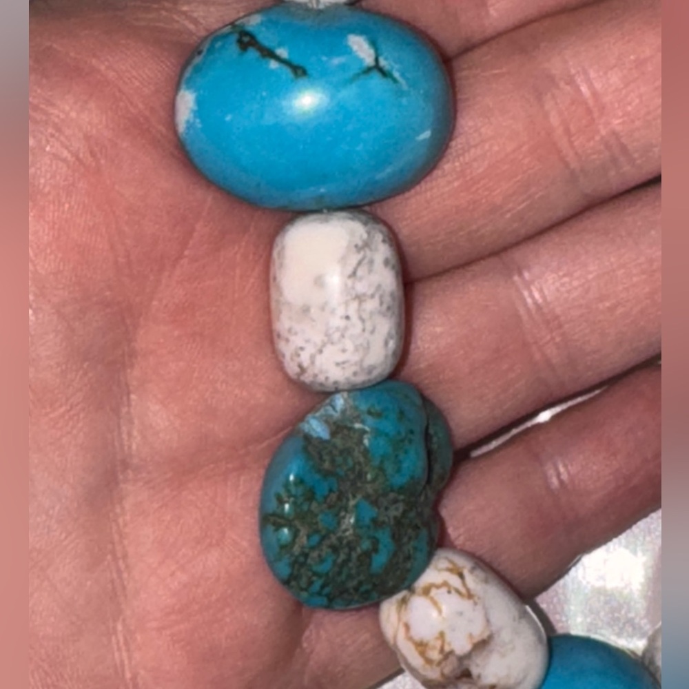 Genuine Turquoise and White Howlite Vintage Beaded Necklace - Picture 3 of 9